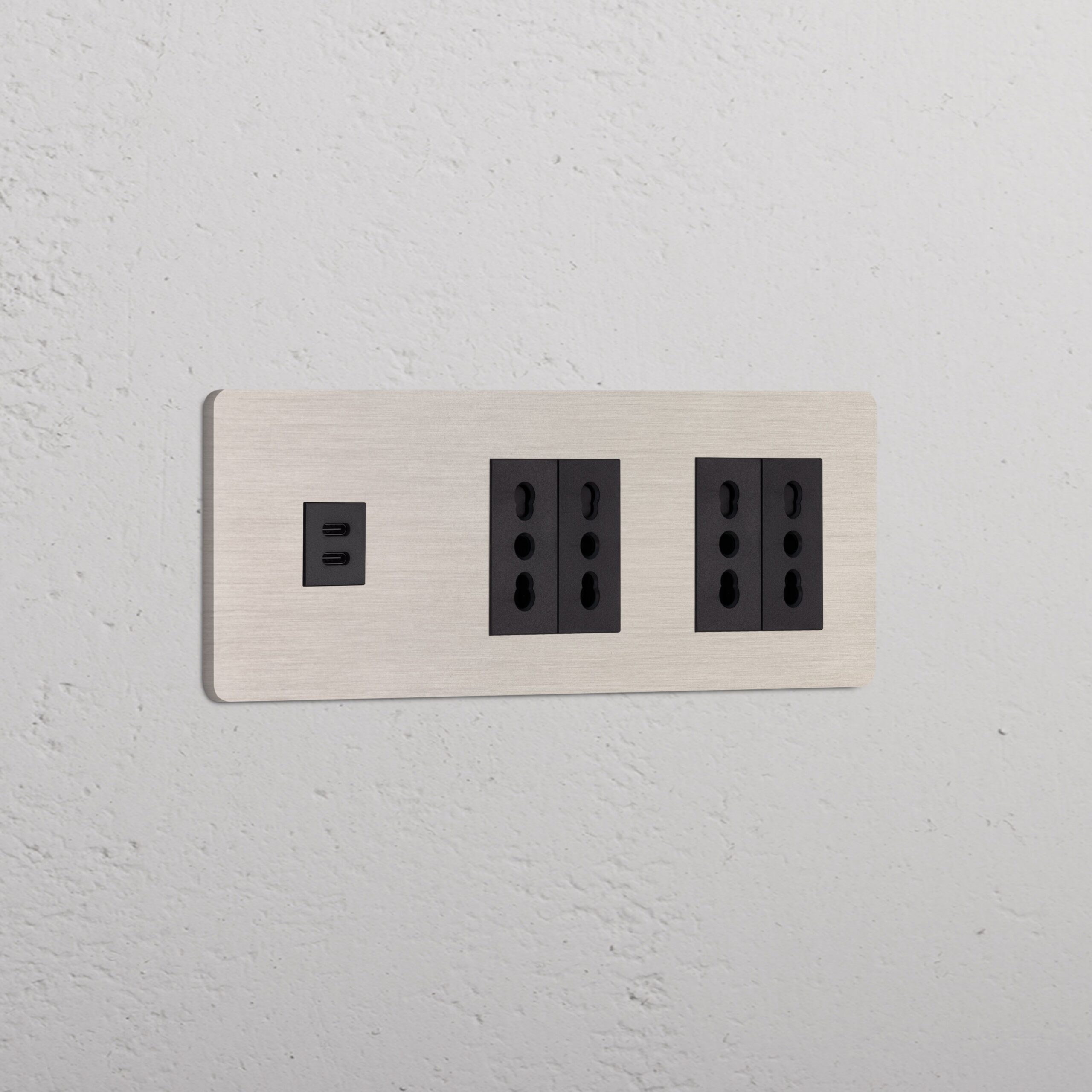 Grove Gniazdo USB-C 30 W i Bipasso x 4 w potrójnej ramce – Satynowy nikiel, Czarny