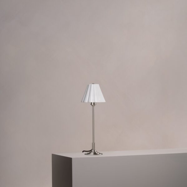 Cotswold mała lampa stołowa z delikatną porcelaną – Satynowy nikiel
