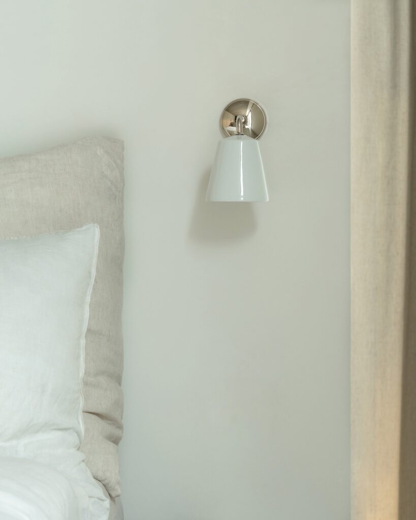 Richmond mały kinkiet ścienny z delikatną porcelaną – Polerowany nikiel