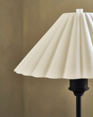 Cotswold średnia lampa stołowa z delikatną porcelaną – Brąz