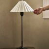 Cotswold średnia lampa stołowa z delikatną porcelaną – Brąz
