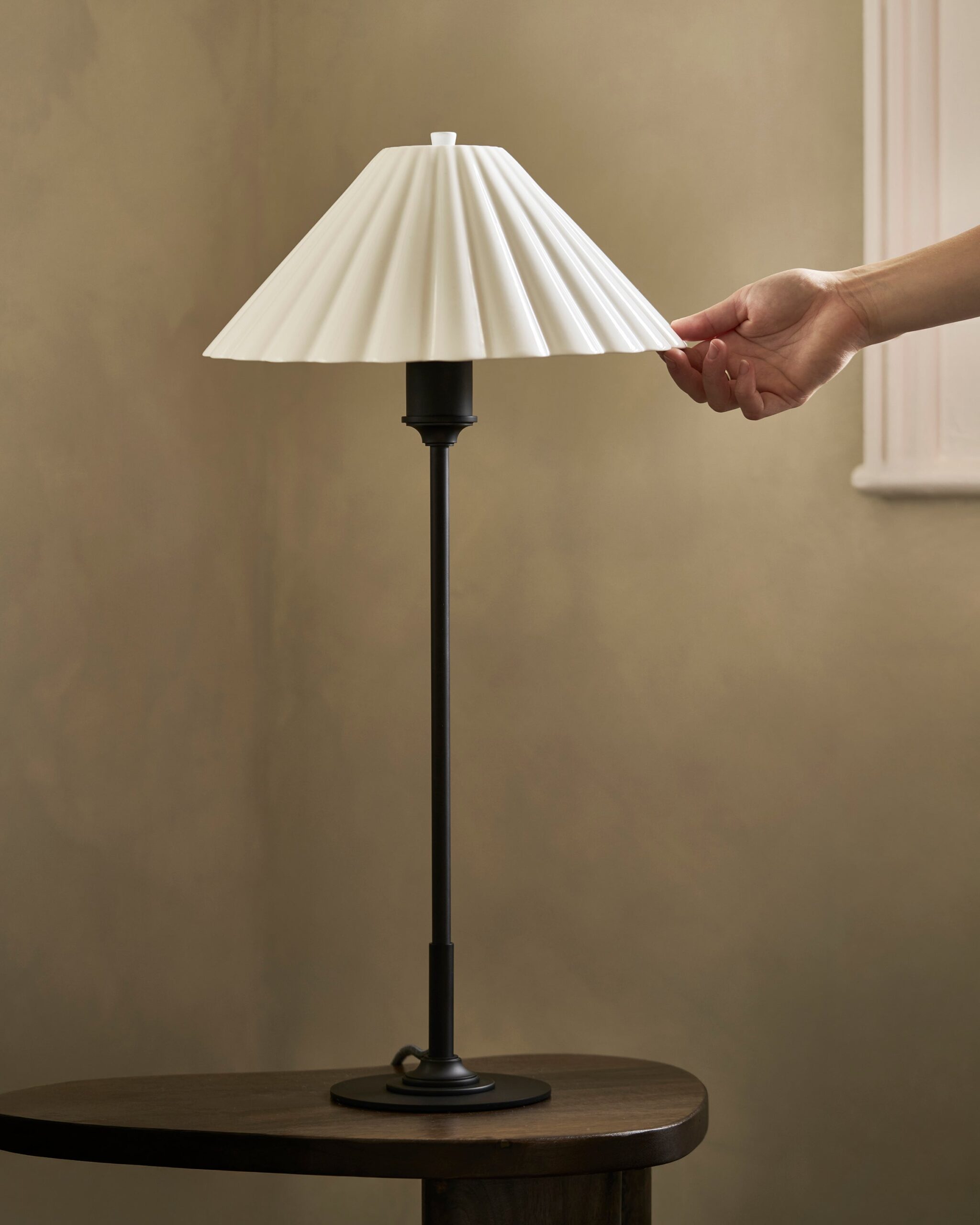 Cotswold średnia lampa stołowa z delikatną porcelaną – Brąz