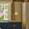 Cotswold lampa stołowa z delikatną porcelaną z możliwością ładowania – Antyczny mosiądz