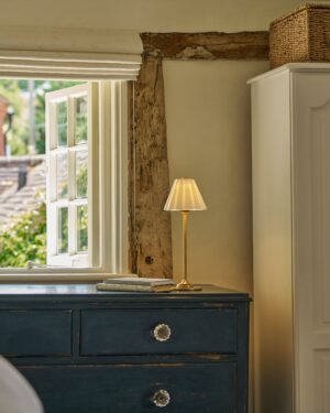 Cotswold lampa stołowa z delikatną porcelaną z możliwością ładowania – Antyczny mosiądz