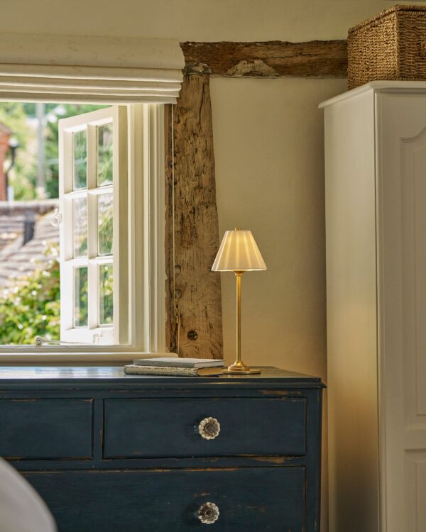 Cotswold lampa stołowa z delikatną porcelaną z możliwością ładowania – Antyczny mosiądz