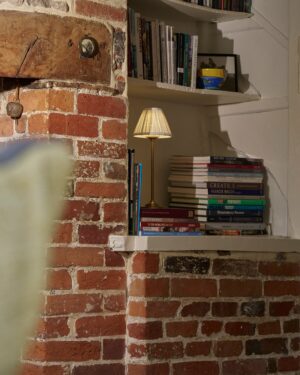 Cotswold plisowana lampa stołowa biały alabaster z możliwością ładowania – Antyczny mosiądz