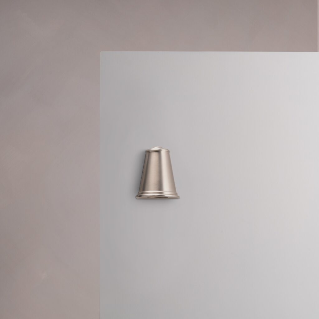 Southwark lampa masztowa – Satynowy nikiel