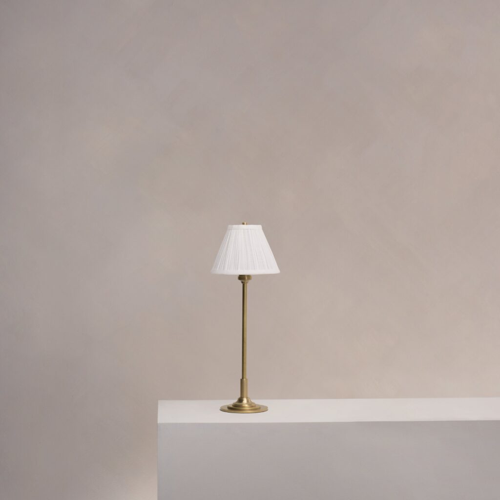 Cotswold mała plisowana lampa stołowa biały alabaster – Antyczny mosiądz