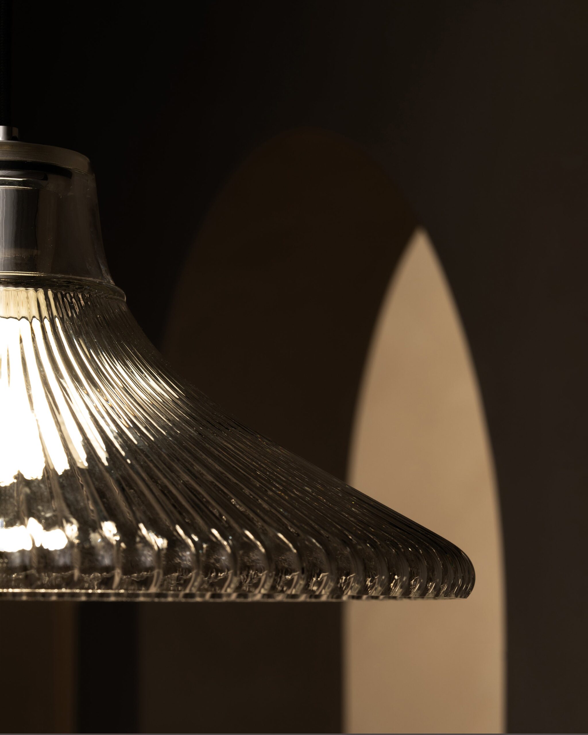 Hammersmith duża lampa wisząca z ryflowanym szkłem – Polerowany nikiel