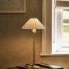 Cotswold średnia lampa stołowa z delikatną porcelaną – Antyczny mosiądz