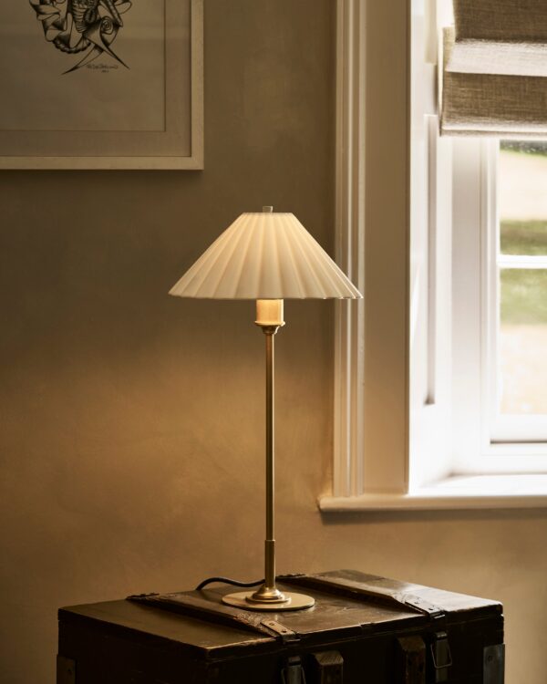 Cotswold średnia lampa stołowa z delikatną porcelaną – Antyczny mosiądz