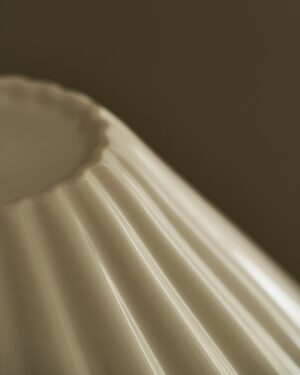 Cotswold średnia lampa stołowa z delikatną porcelaną – Antyczny mosiądz