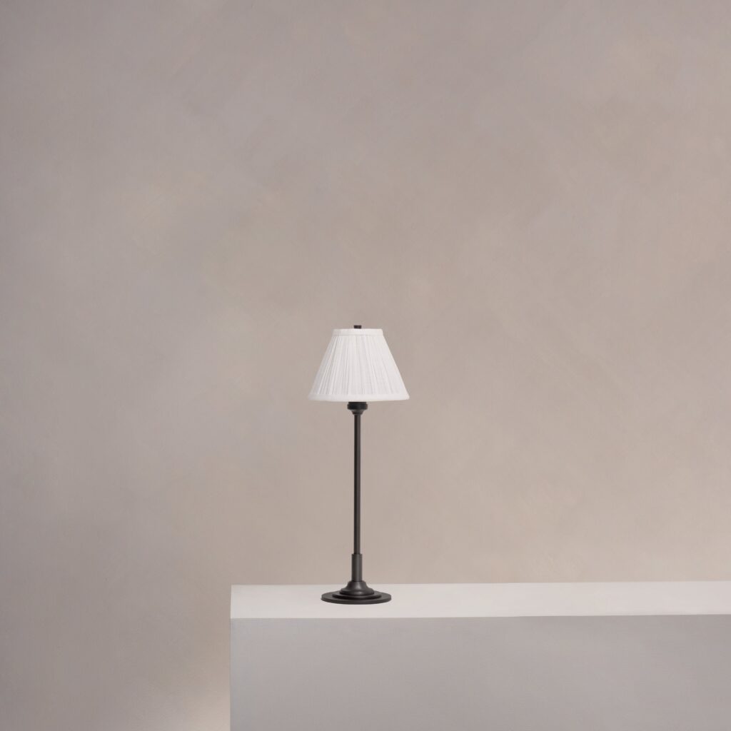 Cotswold mała plisowana lampa stołowa biały alabaster – Brąz