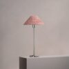 Cotswold średnia plisowana lampa stołowa ceglastoczerwony – Satynowy nikiel