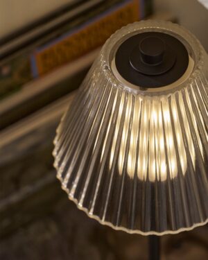 Cotswold lampa stołowa z ryflowanym szkłem z możliwością ładowania – Brąz