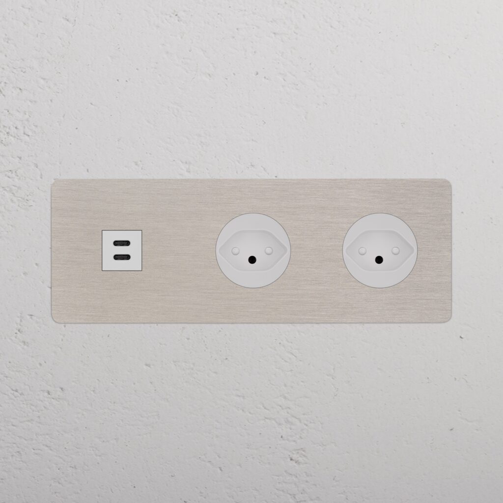 Kew Gniazdo USB-C 30W i szwajcarskie typu J x 2 w potrójnej ramce – Satynowy nikiel, Biały