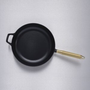 Patelnia Staub 28 cm z m radełkowanym uchwytem – Czarny