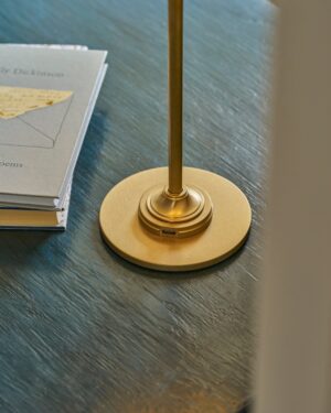 Cotswold lampa stołowa z delikatną porcelaną z możliwością ładowania – Antyczny mosiądz