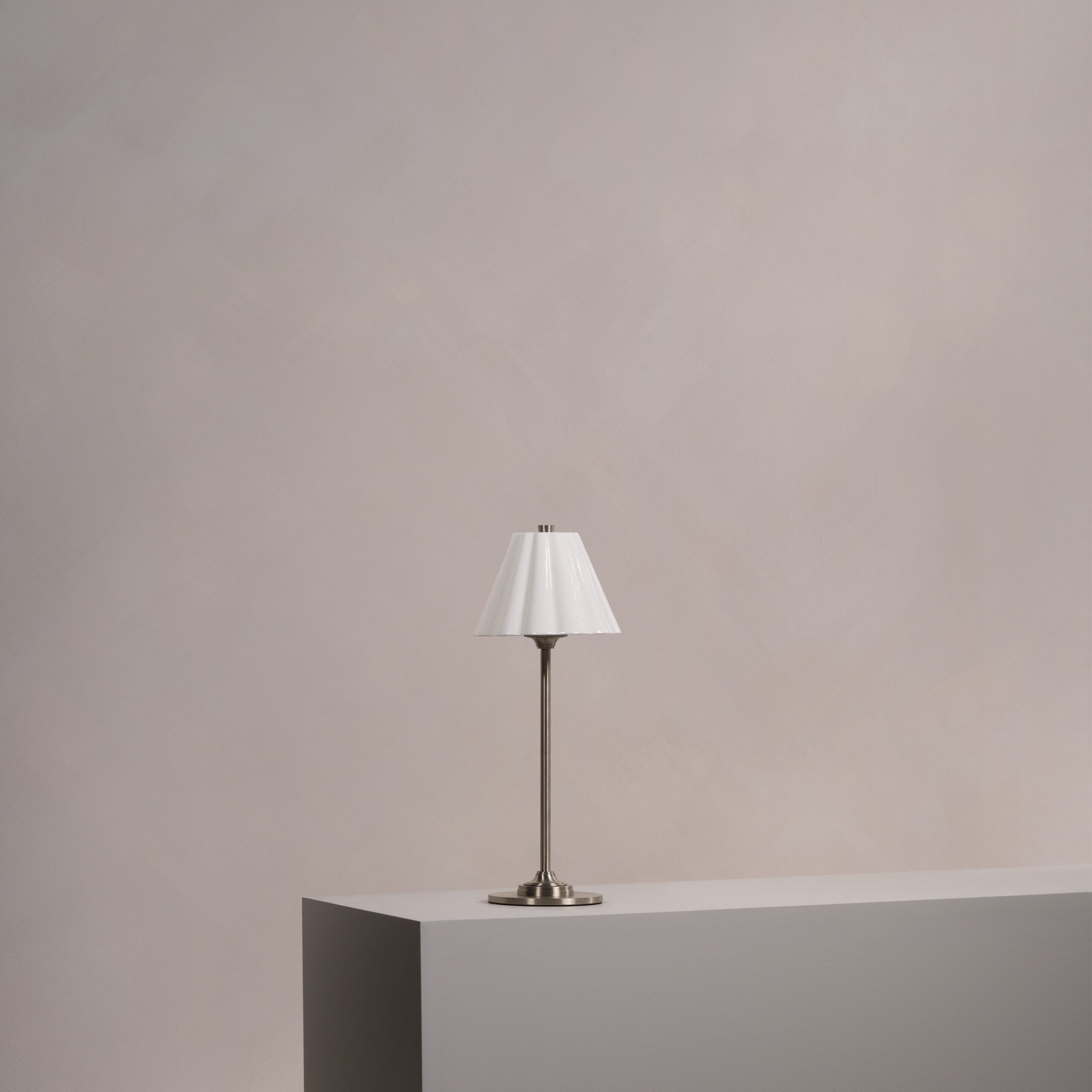 Cotswold lampa stołowa z delikatną porcelaną z możliwością ładowania – Satynowy nikiel, 2700k