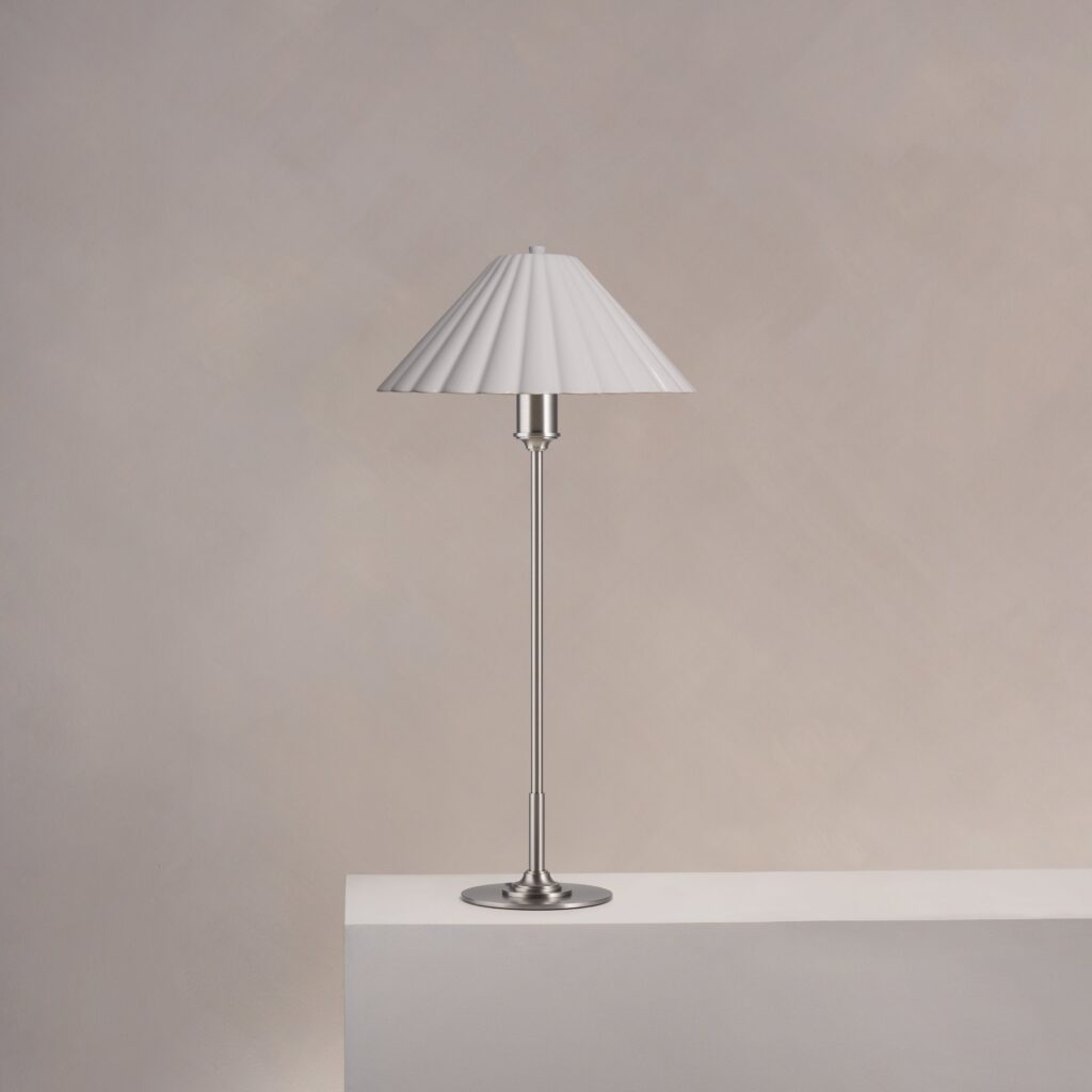 Cotswold średnia lampa stołowa z delikatną porcelaną – Satynowy nikiel