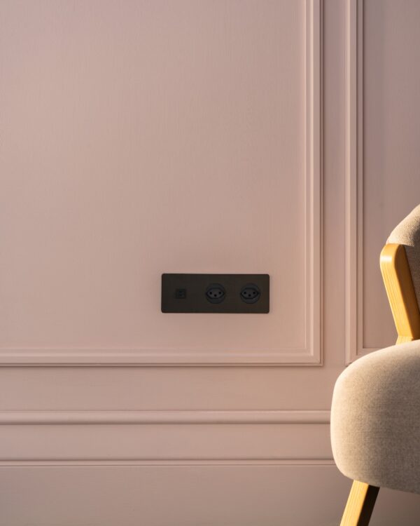 Kew Gniazdo USB-C 30W i szwajcarskie typu J x 2 w potrójnej ramce – Brąz, Czarny