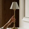 Cotswold mała lampa stołowa z delikatną porcelaną – Antyczny mosiądz