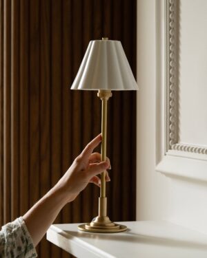 Cotswold mała lampa stołowa z delikatną porcelaną – Antyczny mosiądz