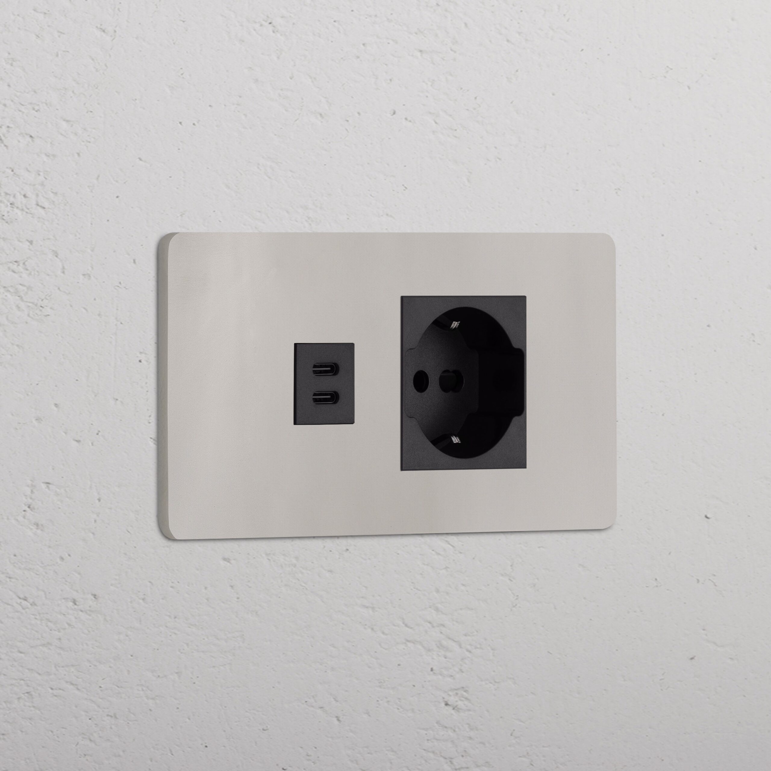 Grove 4-gniazdo USB-C 30 W i Schuko/Bipasso – Polerowany nikiel, Czarny