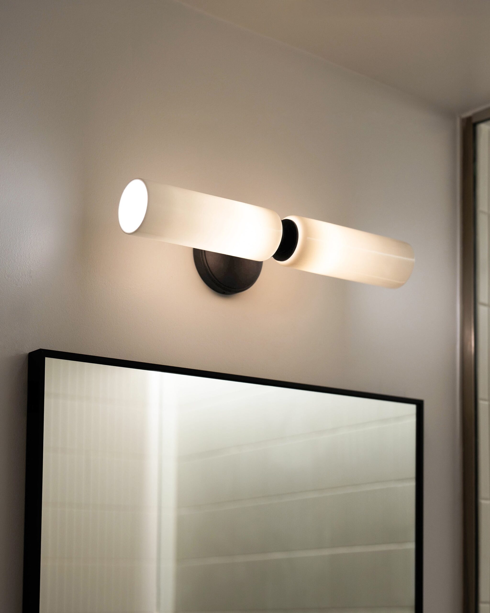 Claremont średni kinkiet ścienny z delikatną porcelaną – Brąz