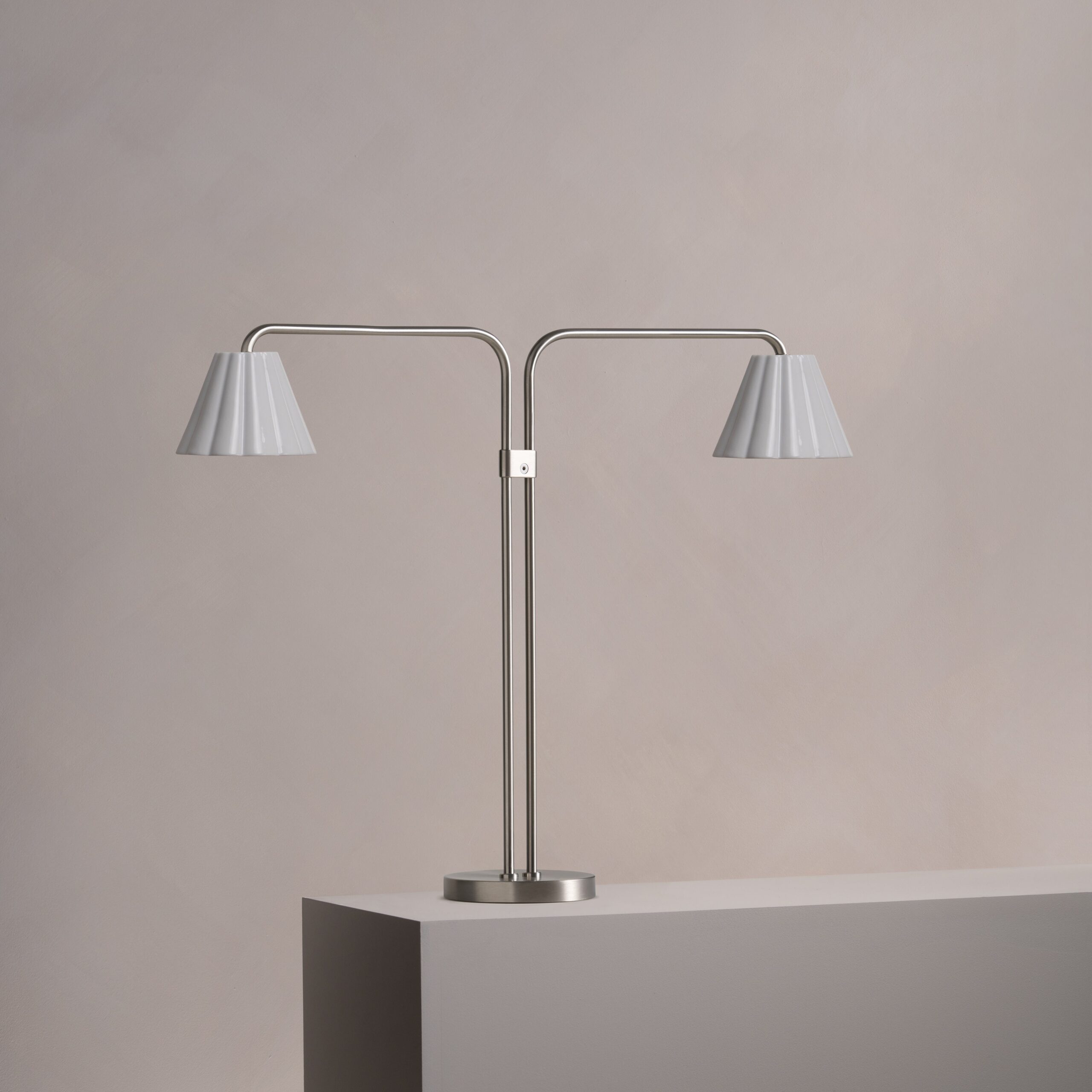 Cotswold podwójna lampa stołowa z delikatną porcelaną – Satynowy nikiel