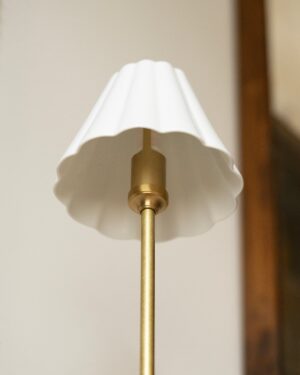 Cotswold mała lampa stołowa z delikatną porcelaną – Antyczny mosiądz