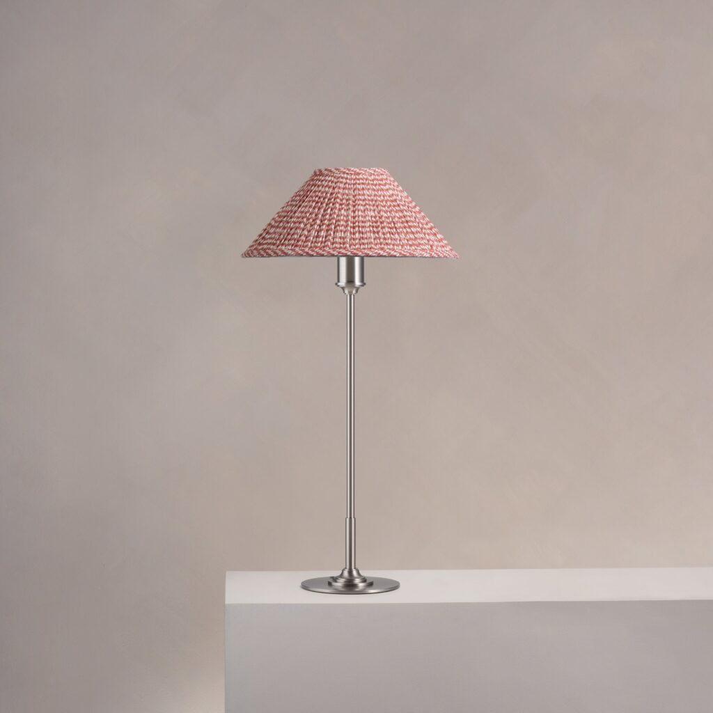 Cotswold średnia plisowana lampa stołowa ceglastoczerwony – Satynowy nikiel
