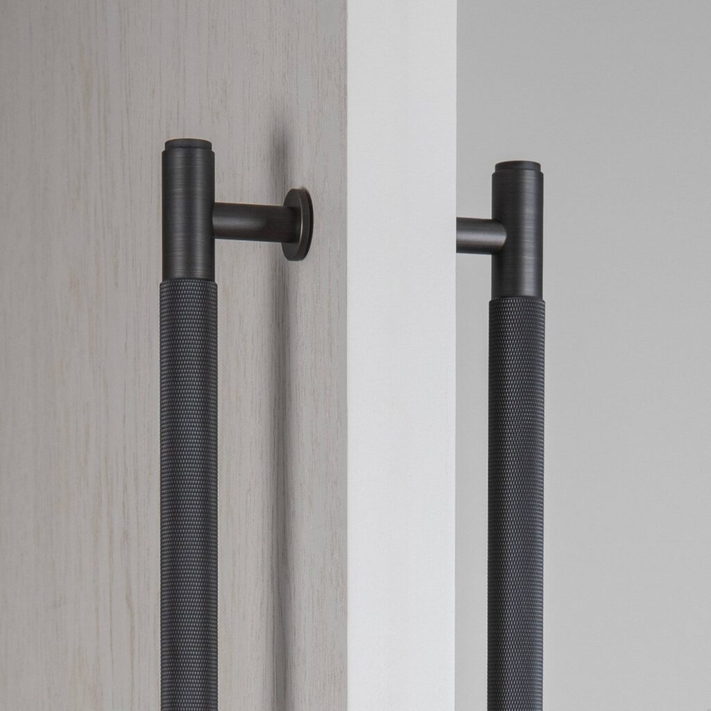 Uchwyt meblowy podłużny dwustronny Pull Bar Cross 225 – Palony Brąz