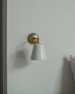 Richmond mały kinkiet ścienny z delikatną porcelaną – Antyczny mosiądz