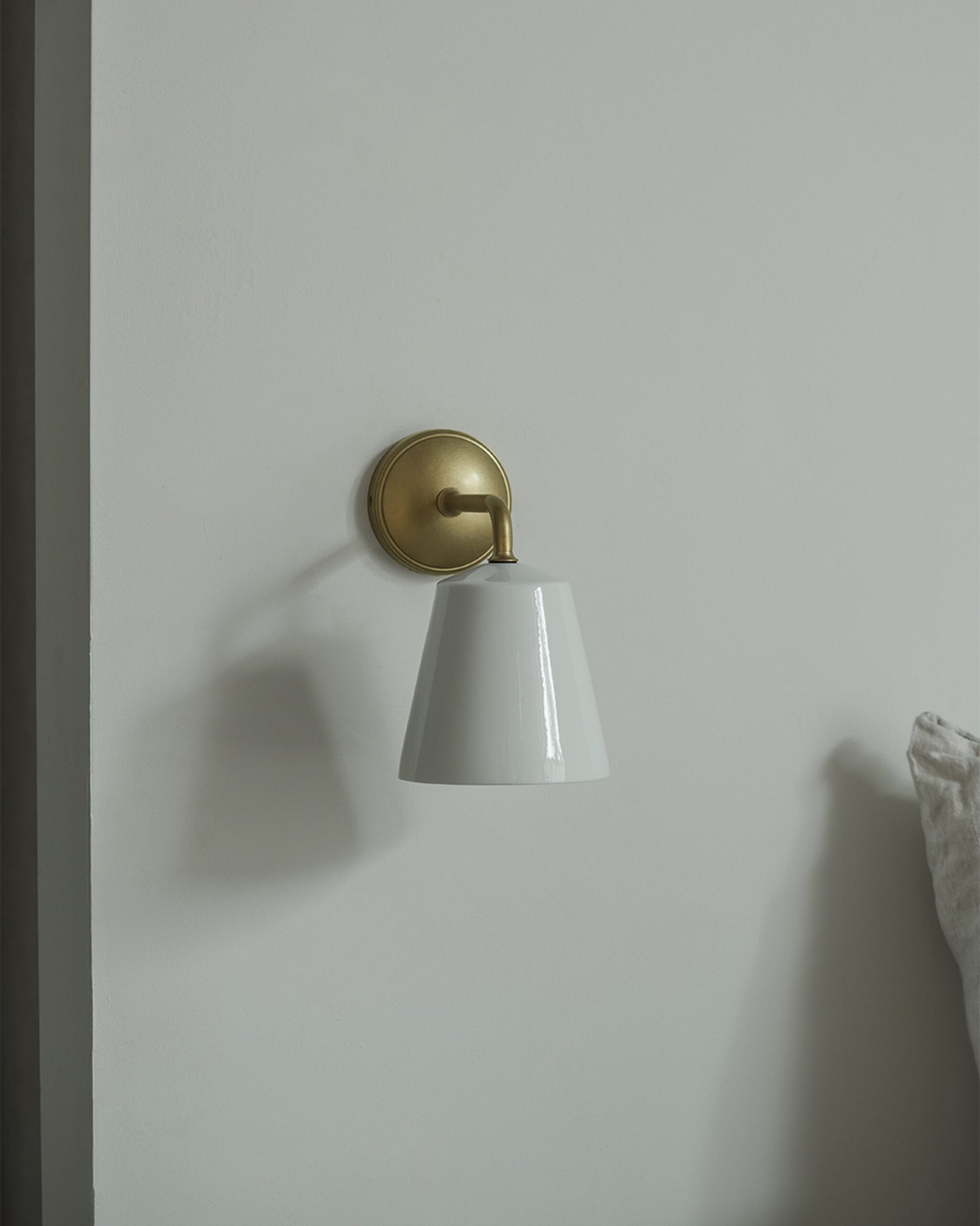 Richmond mały kinkiet ścienny z delikatną porcelaną – Antyczny mosiądz