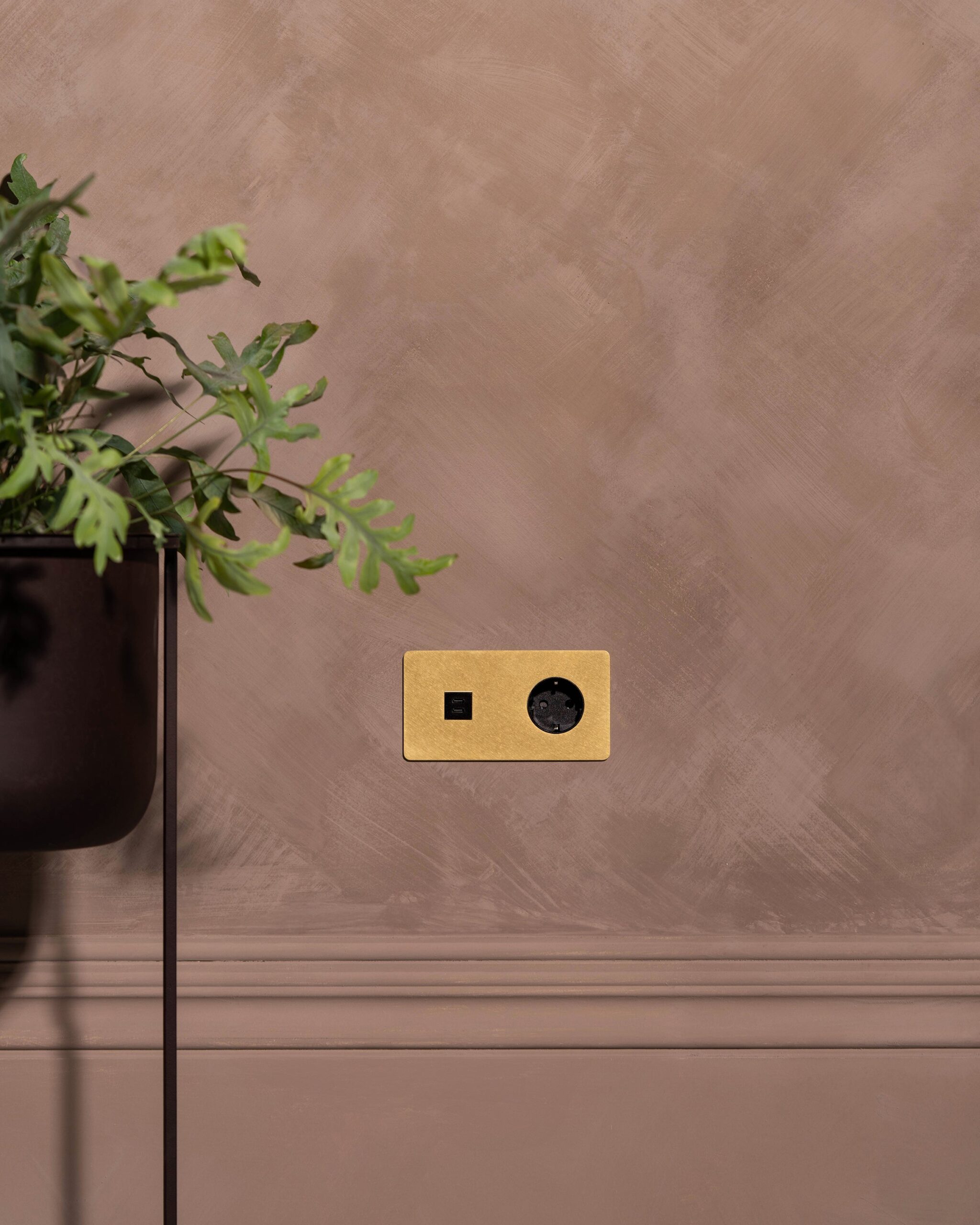 Kew Gniazdo USB-C 30 W i Schuko typu F x 2 w podwójnej ramce – Antyczny mosiądz, Czarny