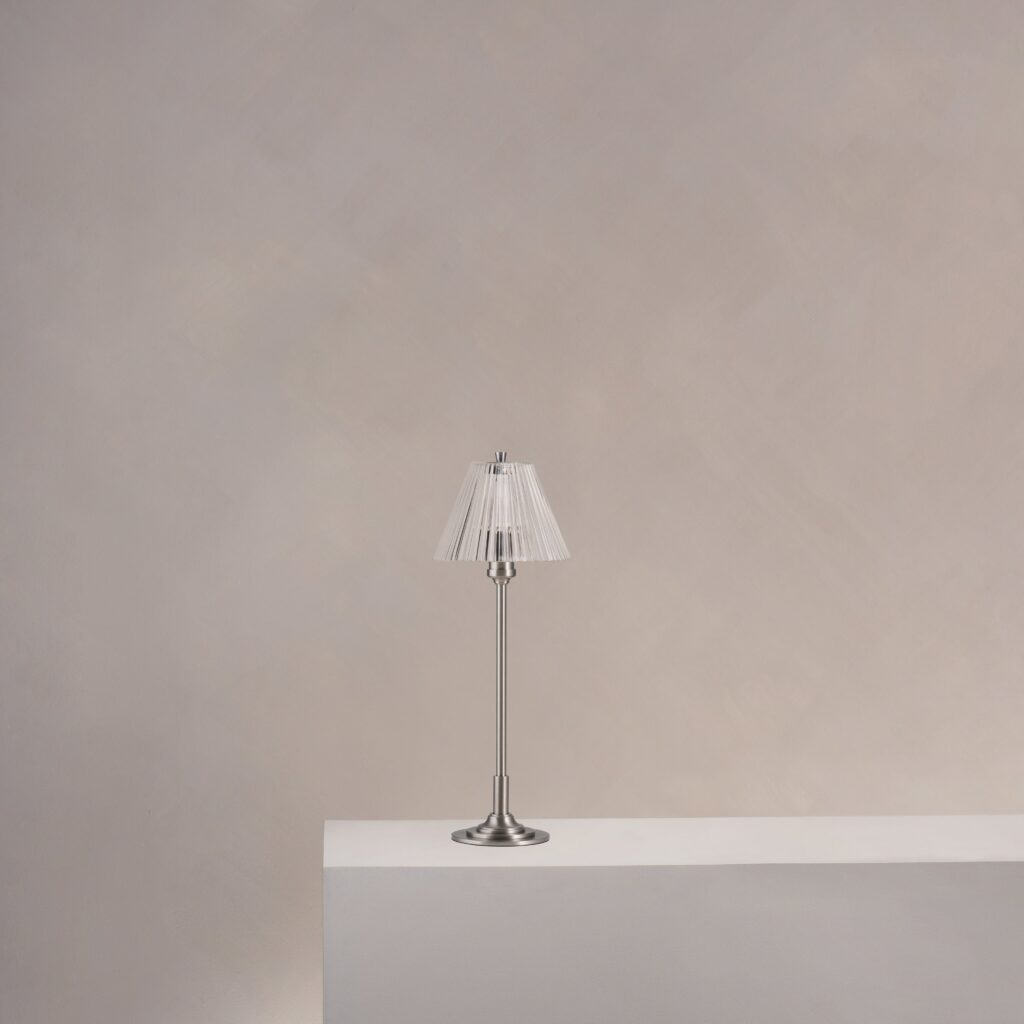 Cotswold mała lampa stołowa z ryflowanym szkłem – Satynowy nikiel