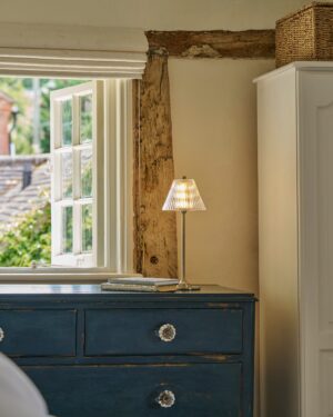 Cotswold lampa stołowa z ryflowanym szkłem z możliwością ładowania – Satynowy nikiel, 2700k
