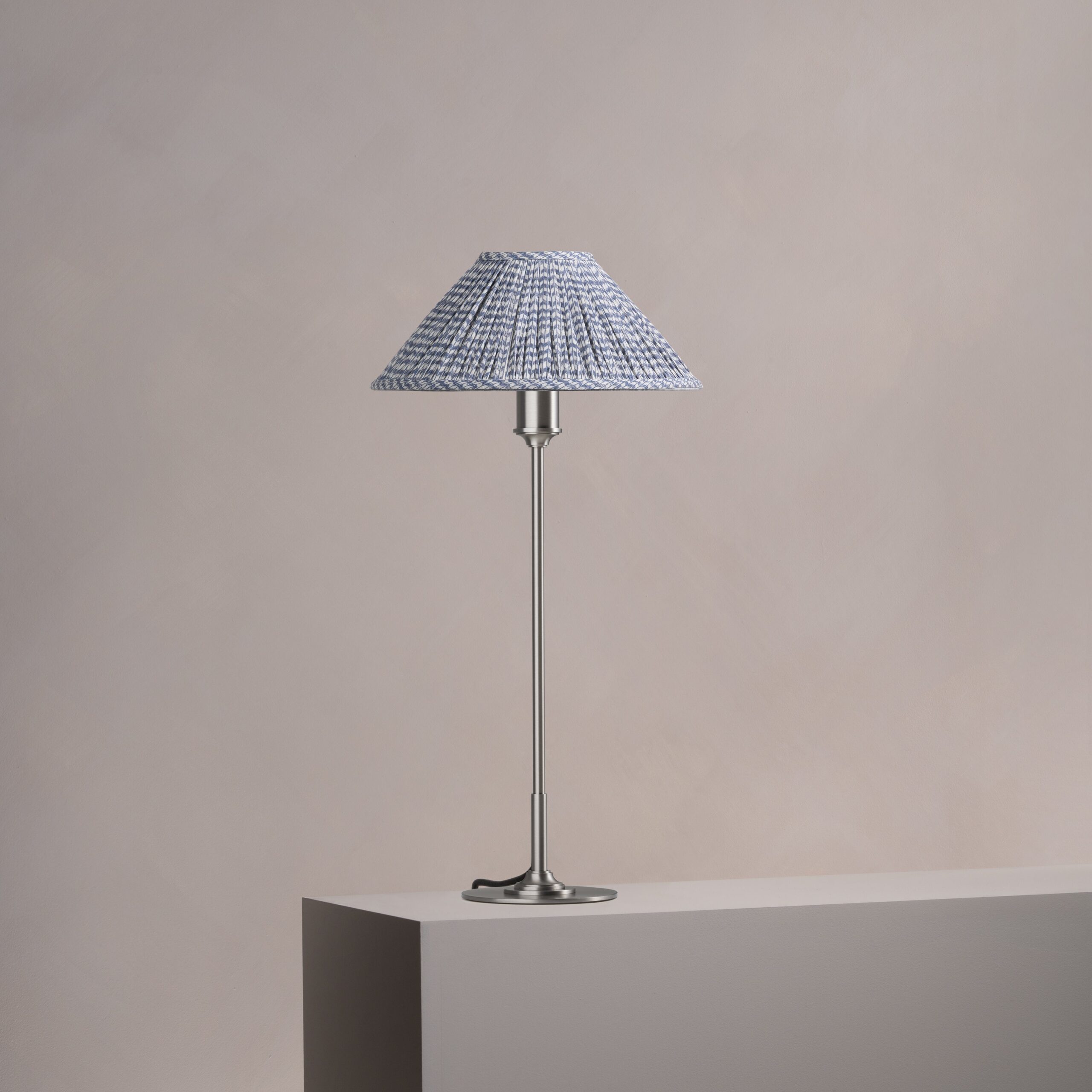 Cotswold średnia plisowana lampa stołowa niebieskoszary – Satynowy nikiel