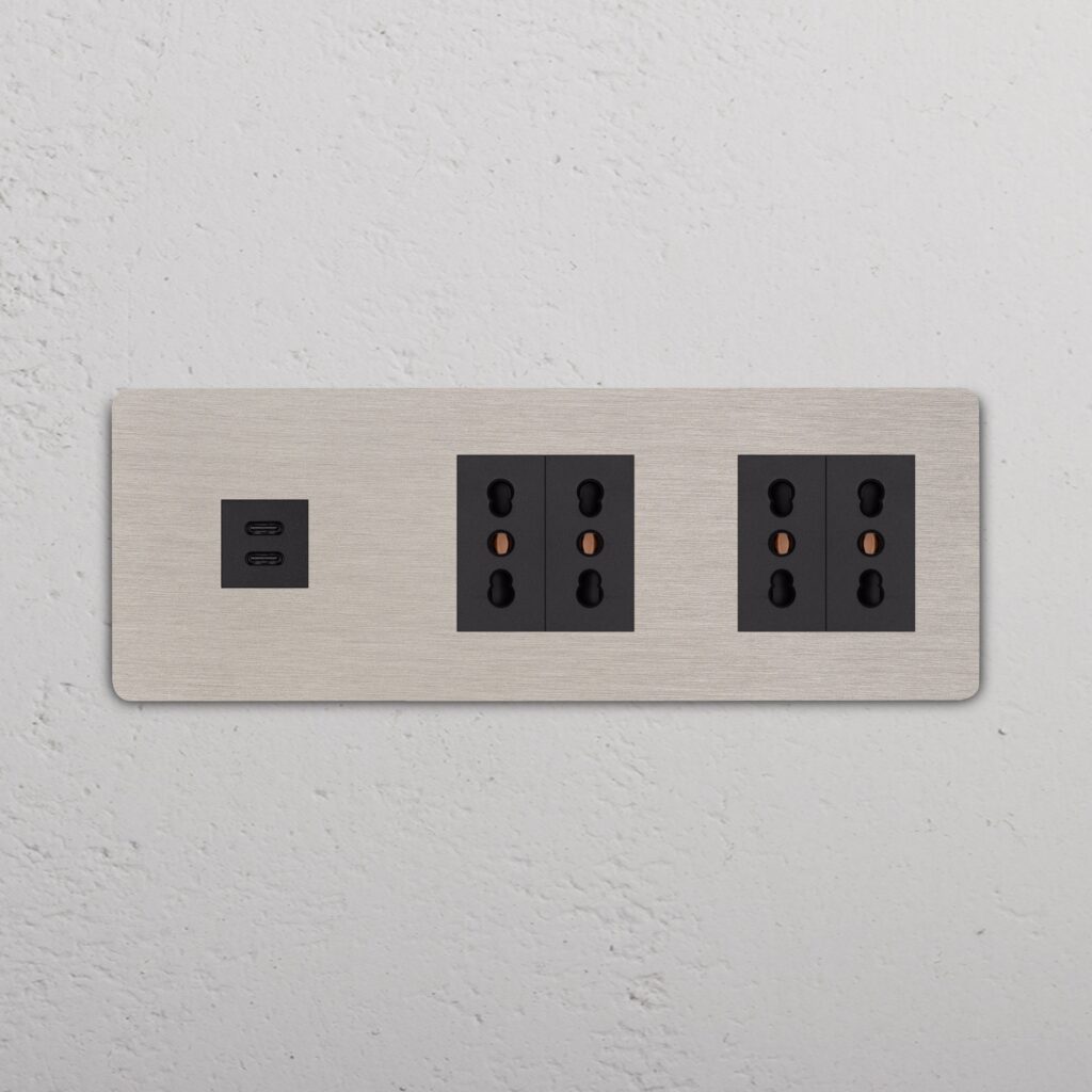 Grove Gniazdo USB-C 30 W i Bipasso x 4 w potrójnej ramce – Satynowy nikiel, Czarny