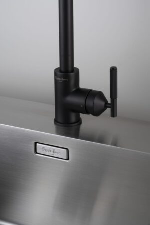 Bateria kuchenna z wyciąganą wylewką Linear Welder’s Black ze Złączem Europejskim – Czarny