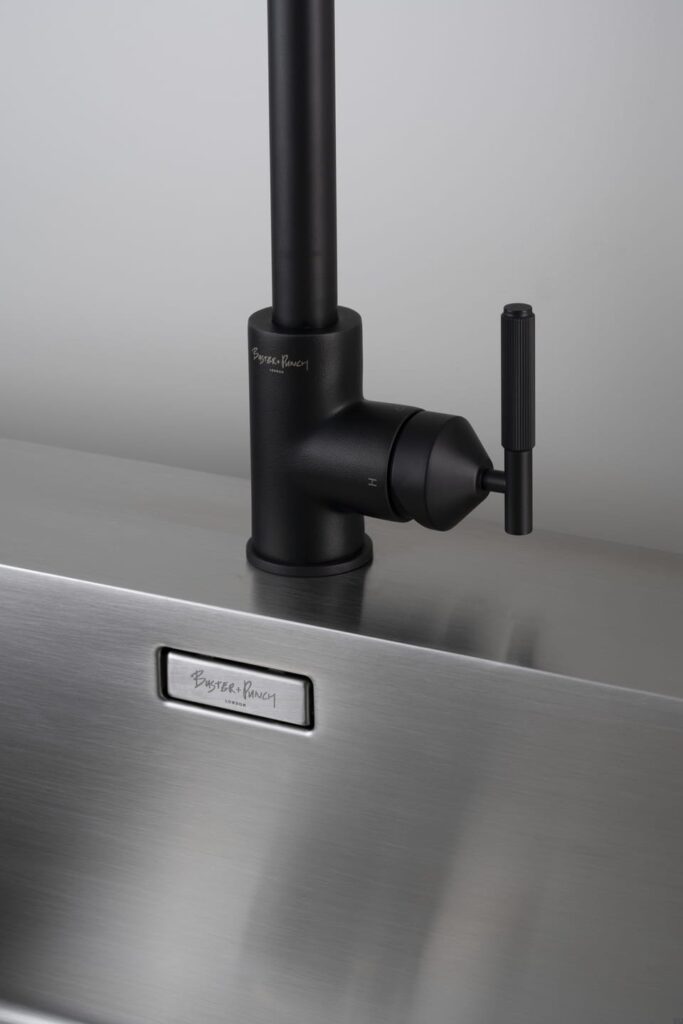 Bateria kuchenna z wyciąganą wylewką Linear Welder’s Black ze Złączem Europejskim – Czarny