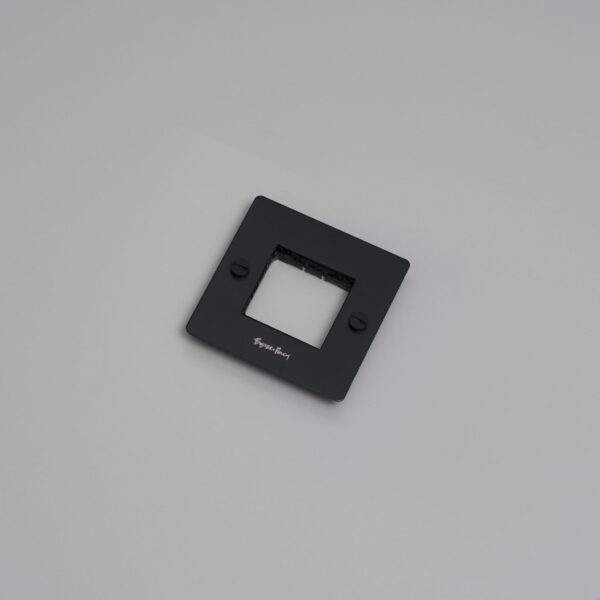 Ramka bez wypełnienia z logotypem Plate 1G Standard Europejski – Czarny (EU)