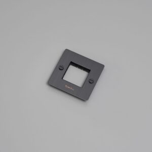 Ramka bez wypełnienia z logotypem Plate 1G Standard Europejski – Brązowy (EU)