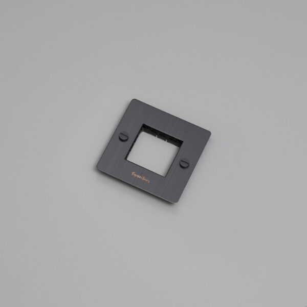 Ramka bez wypełnienia z logotypem Plate 1G Standard Europejski – Brązowy (EU)
