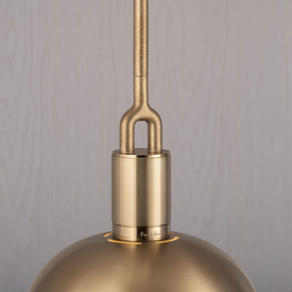 Lampa wisząca z kloszem Forked L z osłoną Mosiężną z Mlecznym Kloszem