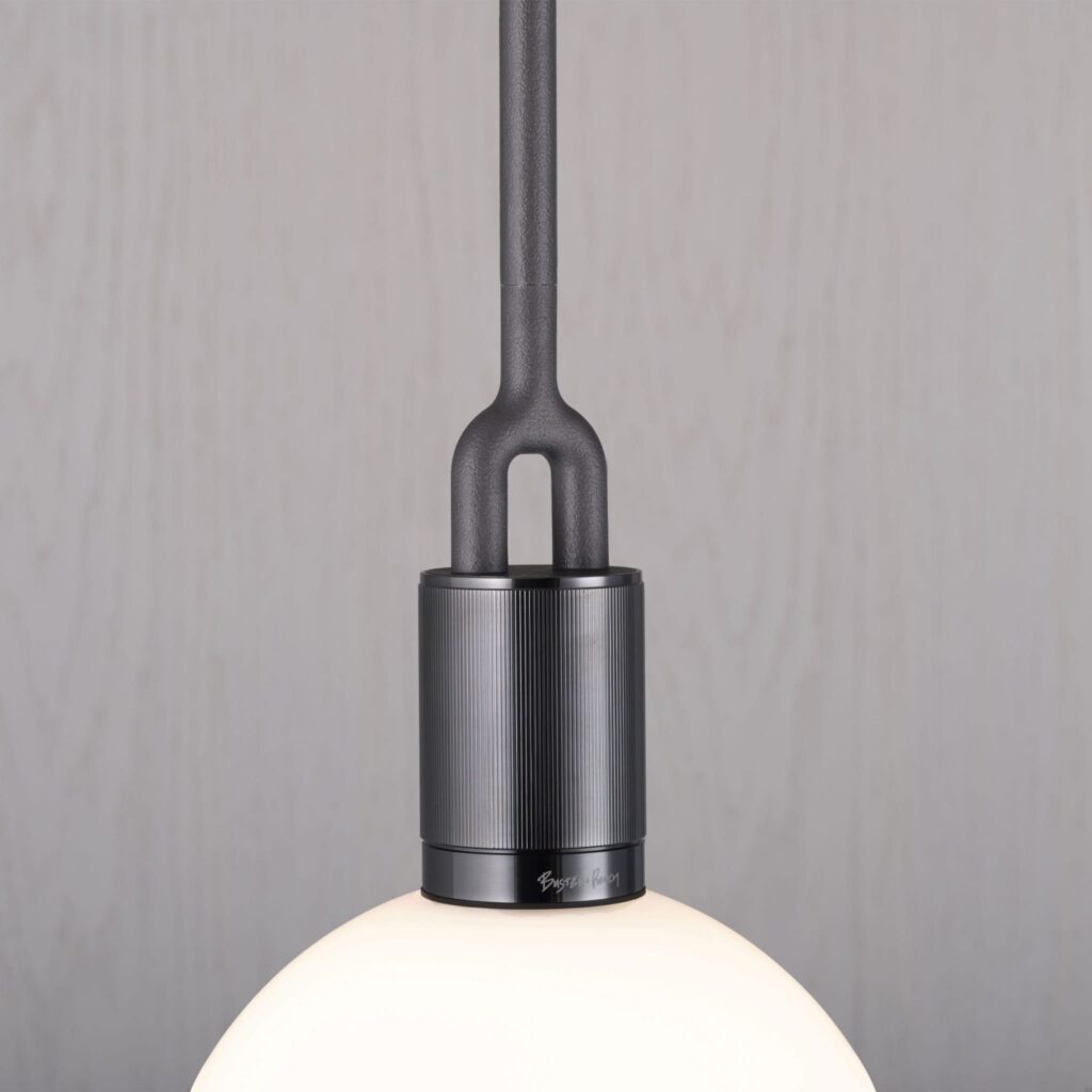 Lampa wisząca Forked M z Mlecznym Kloszem