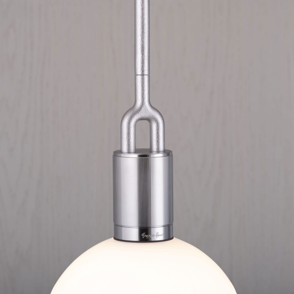 Lampa wisząca Forked M z Mlecznym Kloszem