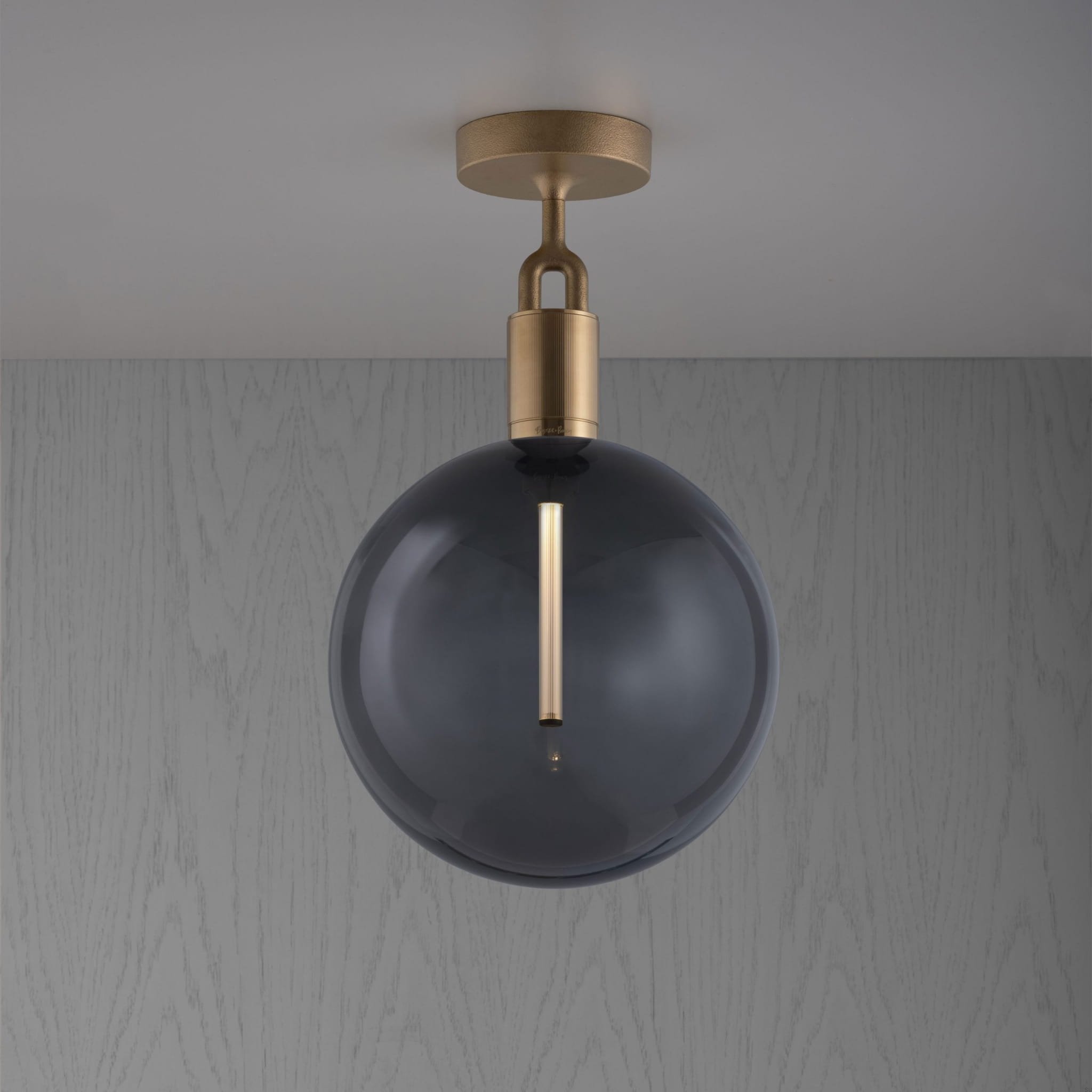 Lampa sufitowa z kloszem Forked L z Dymionym Kloszem