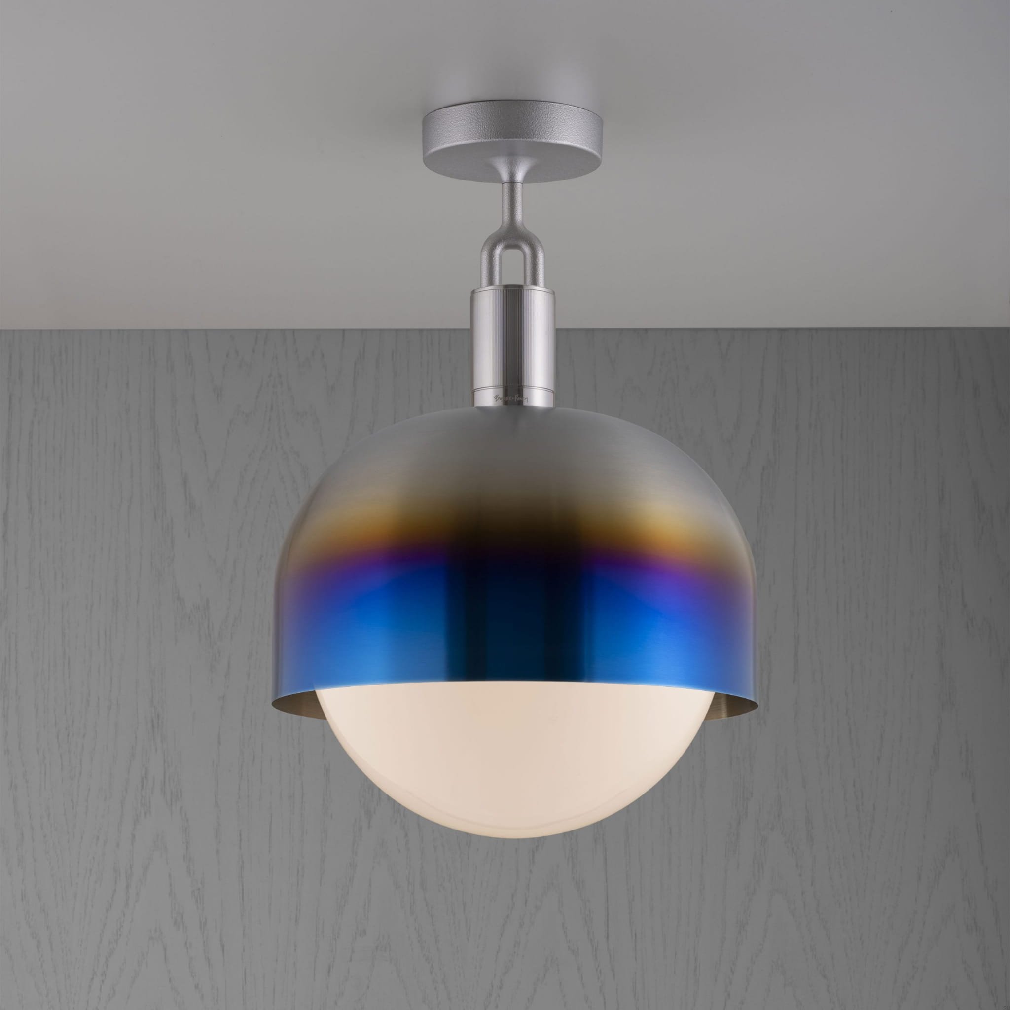 Lampa sufitowa Forked L z osłoną ową i Mlecznym Kloszem
